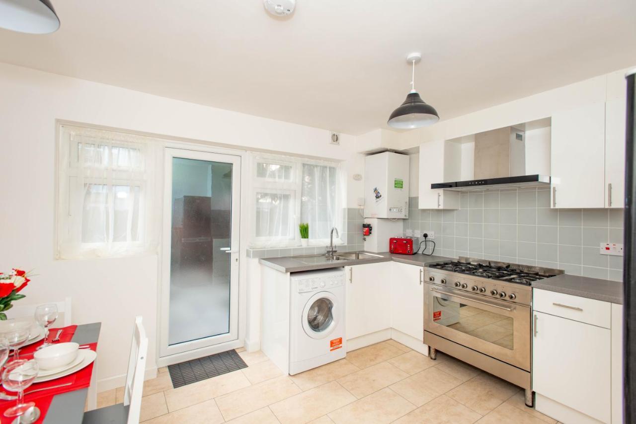 Stunning Four Bedroom House Close To Excel, O2 & Central London With Free Parking Экстерьер фото